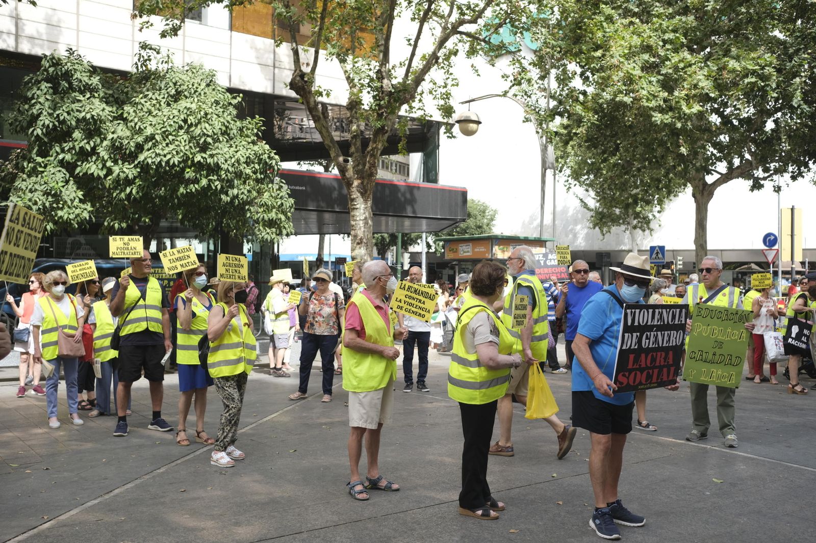 Las fotografías de los yayoflautas en Córdoba: pancartas, chalecos amarillos y nada de flautas