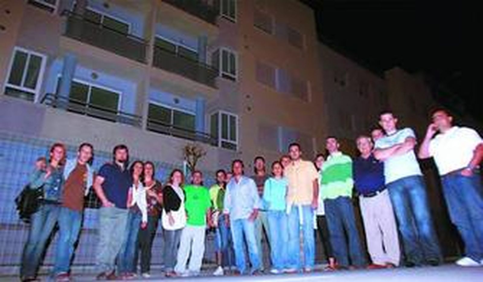 Una veintena de propietarios, hacen guardia ayer noche ante los pisos sin entregar de Residencial Europa.