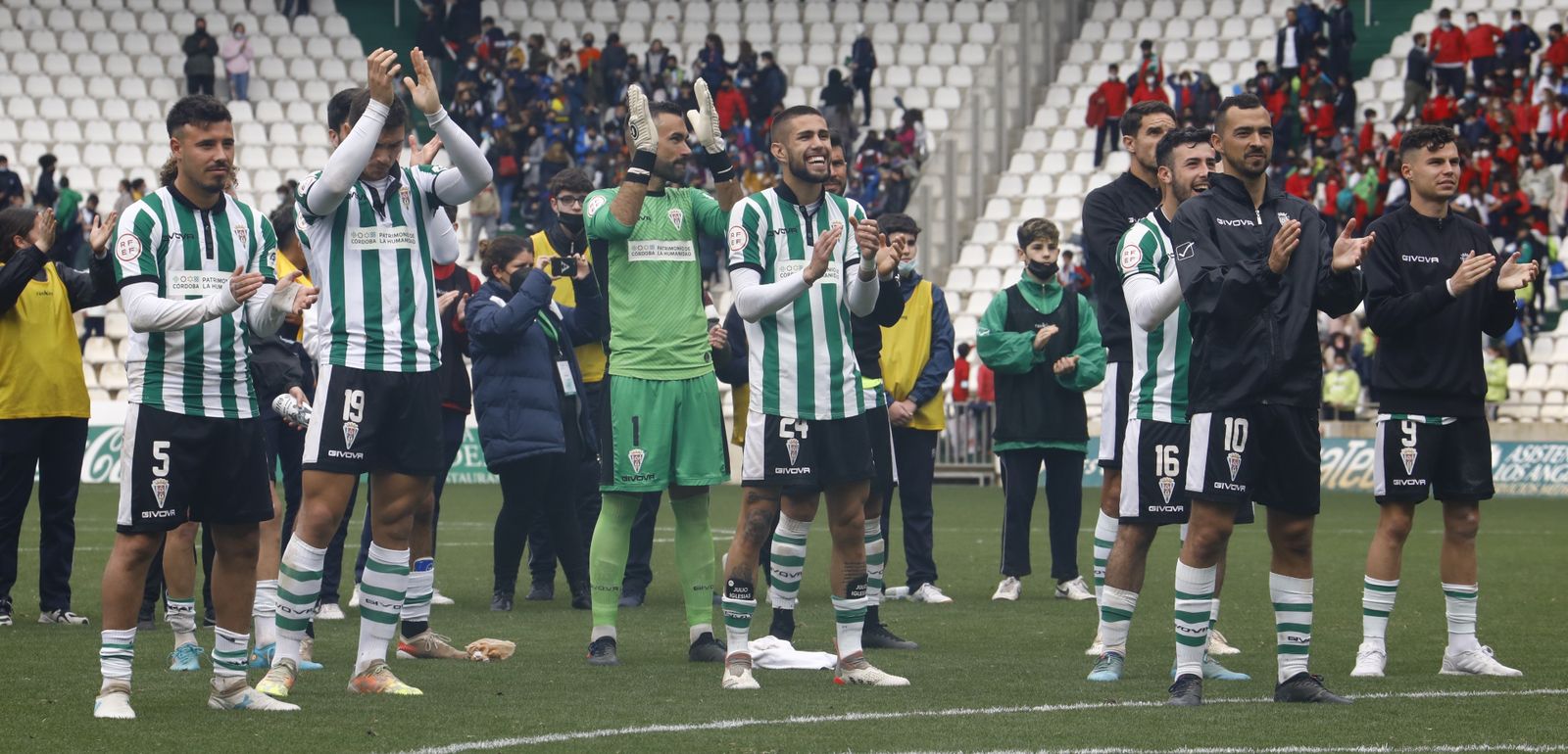 Los jugadores del Córdoba CF aplauden a la grada durante un partido.