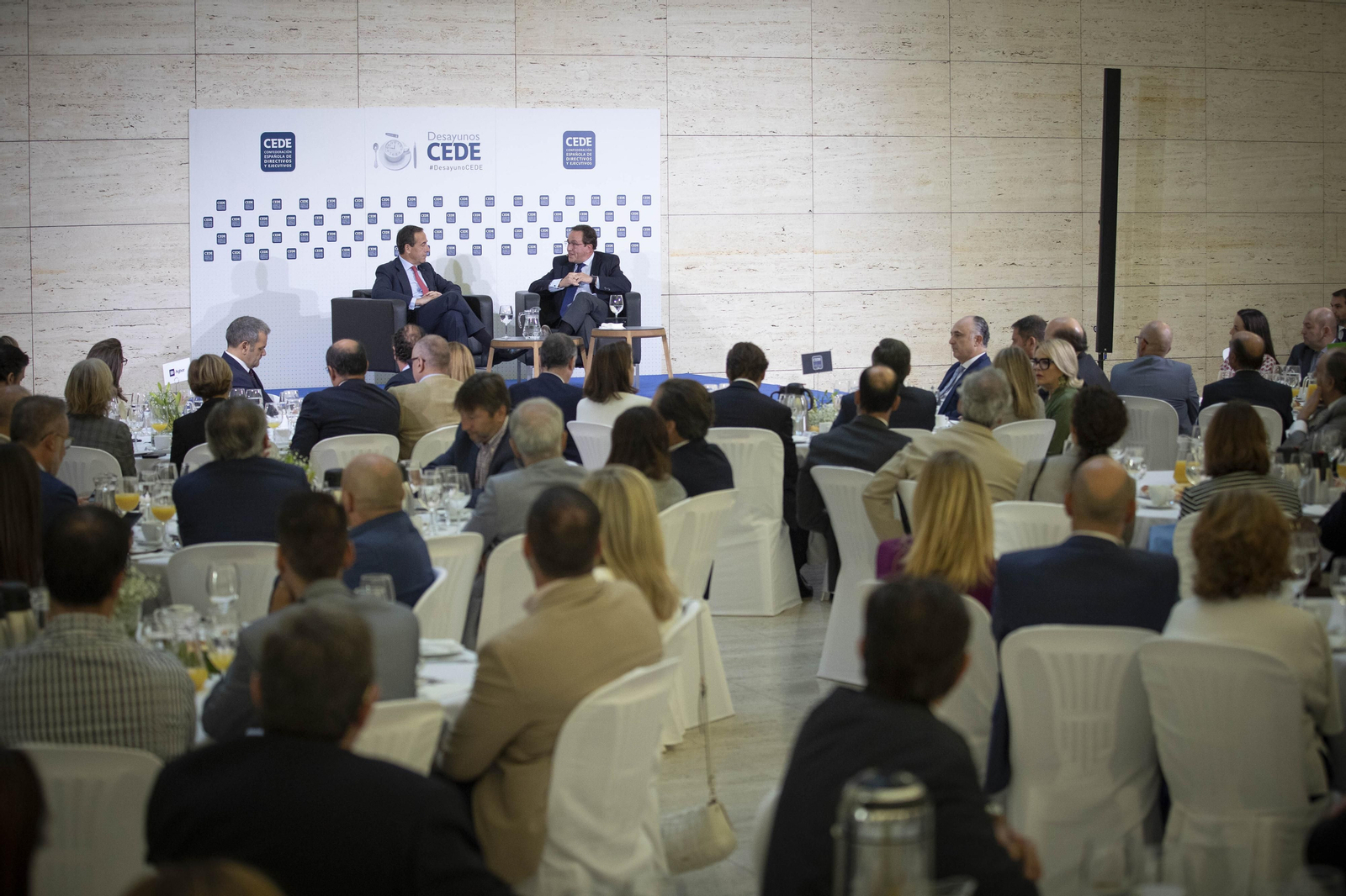 Las imágenes del desayuno de la CEDE en Granada con Gonzalo Gortázar