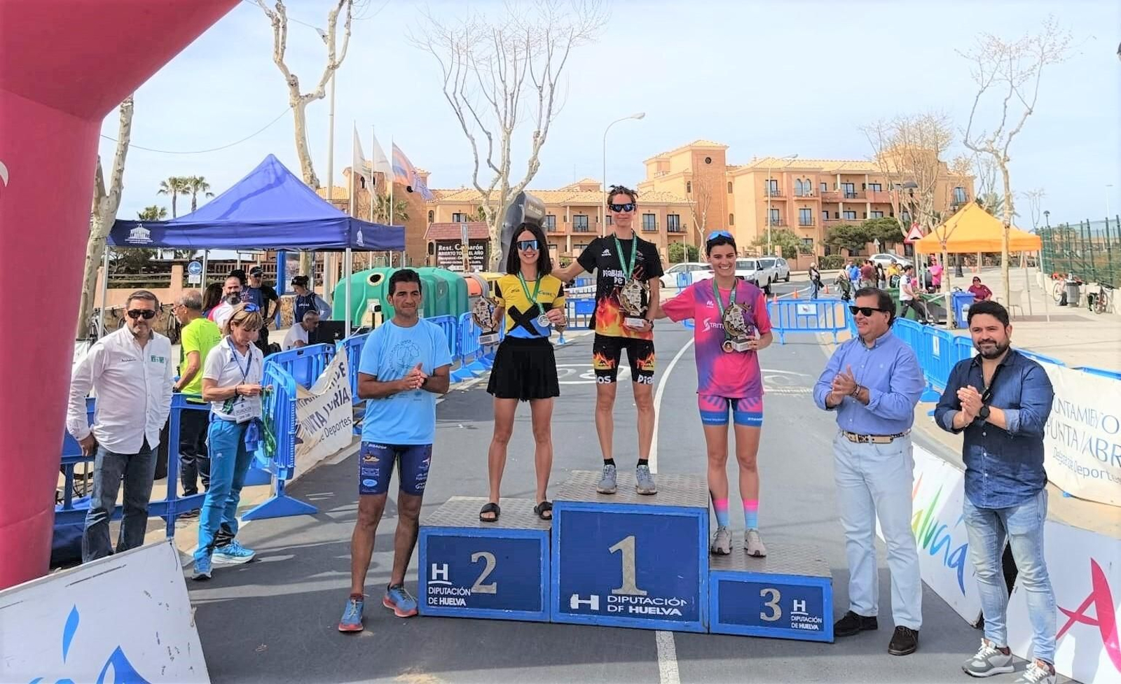Pódium femenino en el Duatlón 'Playas de Punta Umbría'.
