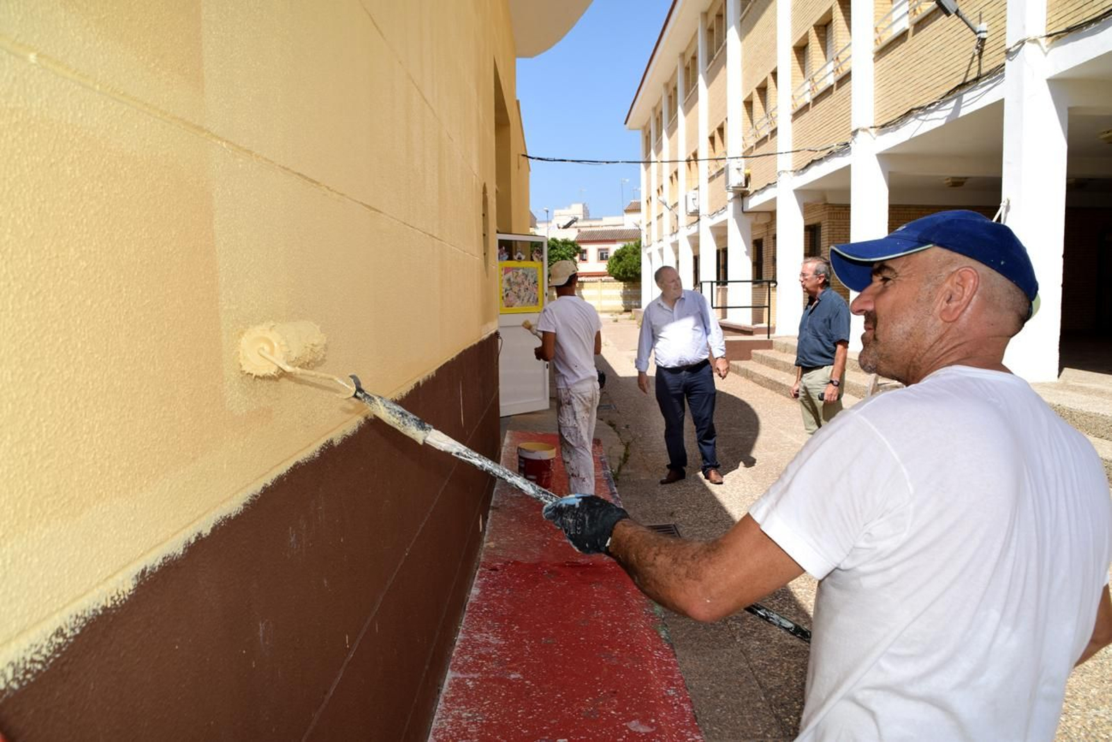 Trabajos de repintado en el colegio Constitución, en una fotografía tomada esta semana.