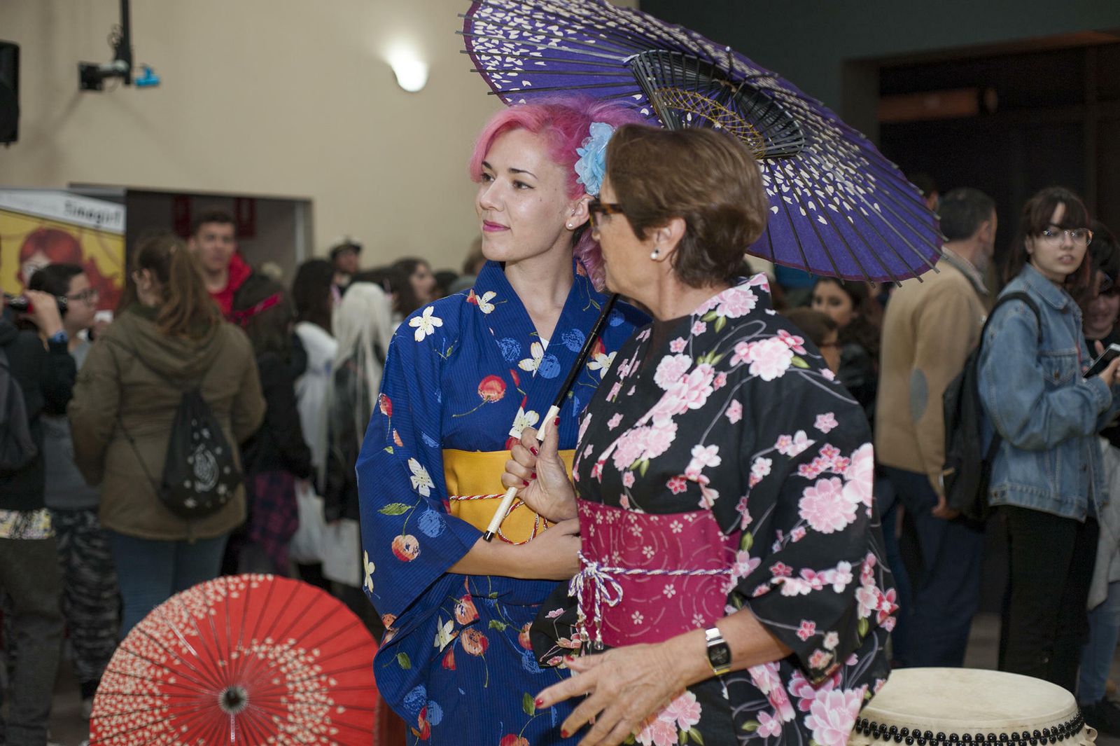 Dos mujeres ataviadas con kimono en un encuentro de la cultura japonesa reciente.