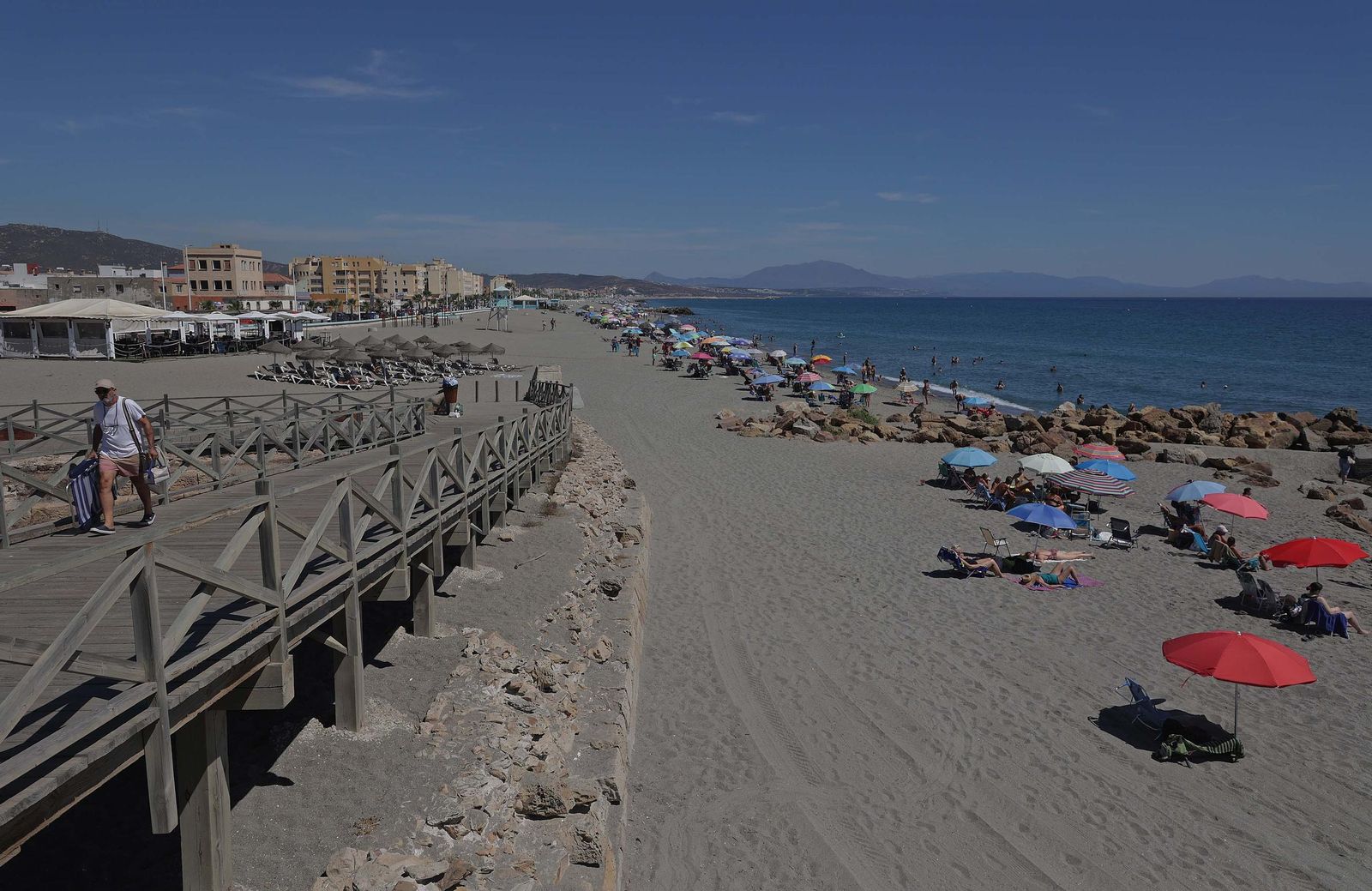 Fotos del domingo en la playa de Levante de La Línea