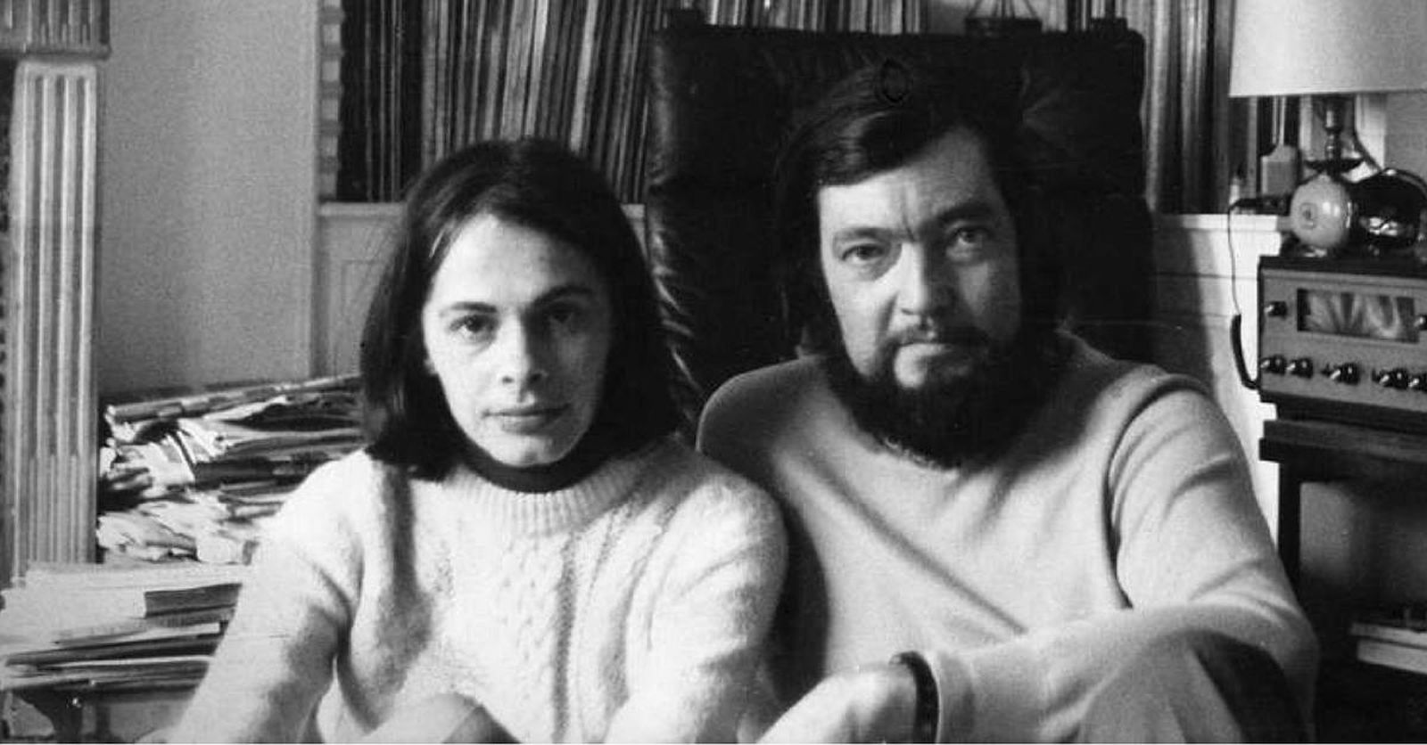 Cristina Peri Rossi y Julio Cortázar en su apartamento parisino, en la época en que fueron pareja.