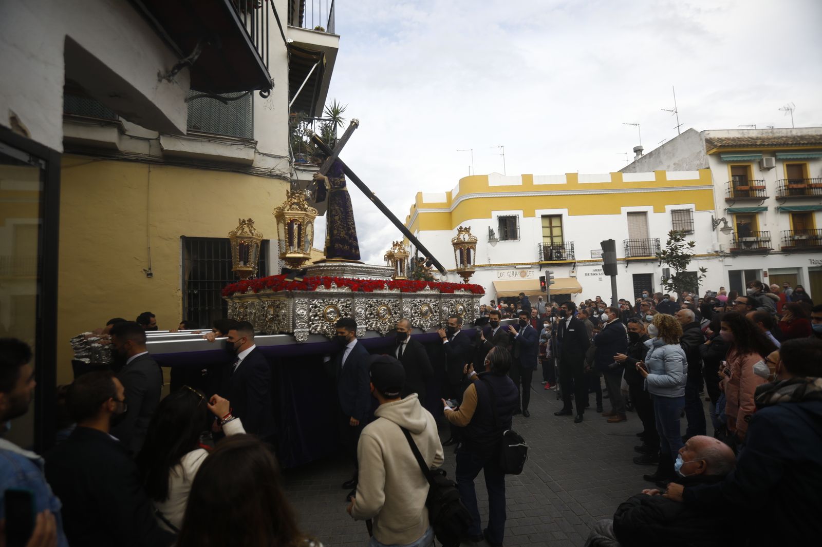 El vía crucis de las hermandades de Córdoba con el Señor del Calvario, en imágenes