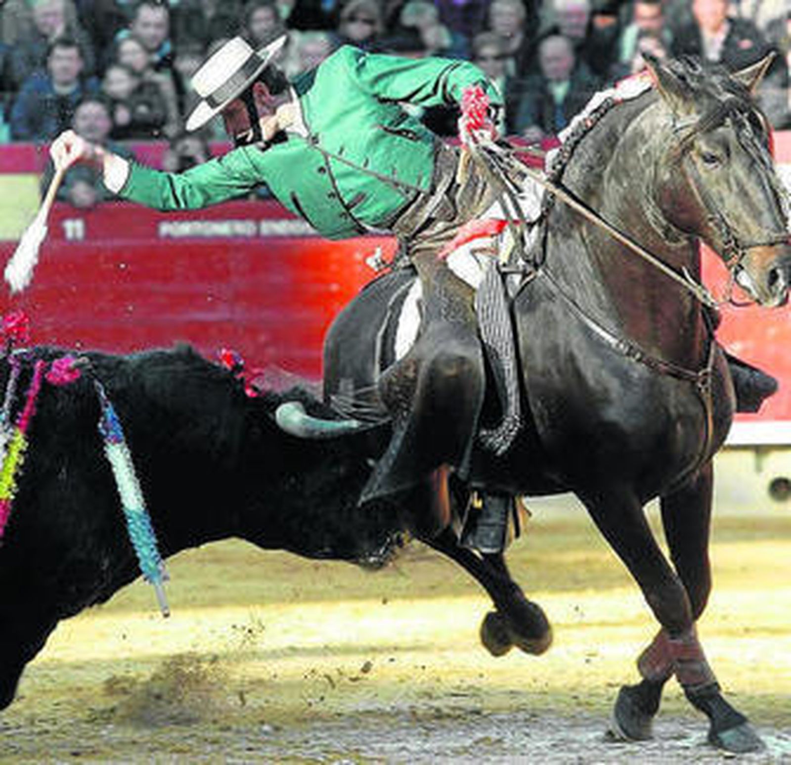 Antonio Domecq, colocando una banderilla, ayer en Castellón.