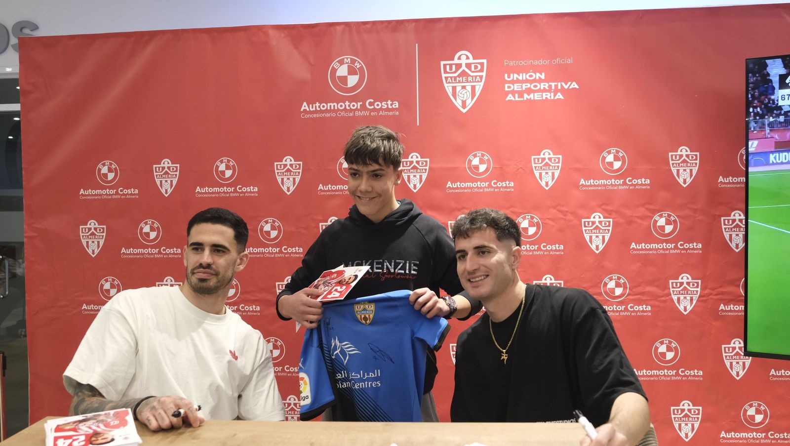 Jon Mocillo y Miguel de la Fuente firman autógrafos en Automotor Costa BMW