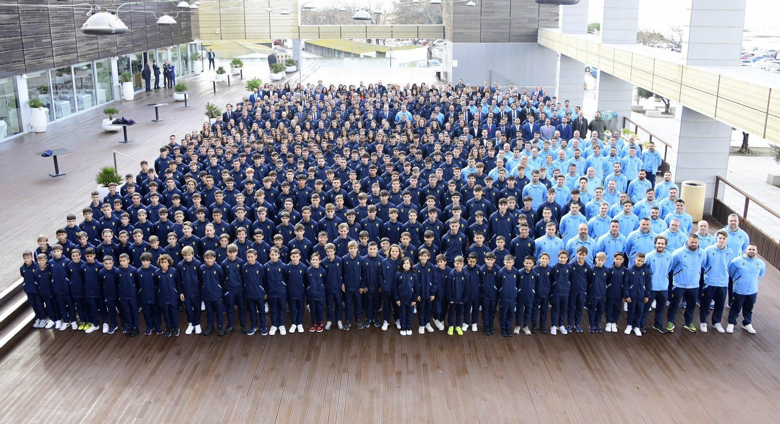 Foto de familia de los miembros del Cádiz.