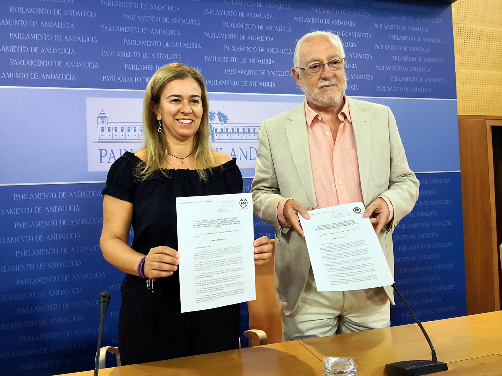 Los diputados del PP-A Teresa Ruiz-Sillero y Jaime Raynaud presentan el plan de trabajos de la comisión de la Faffe.