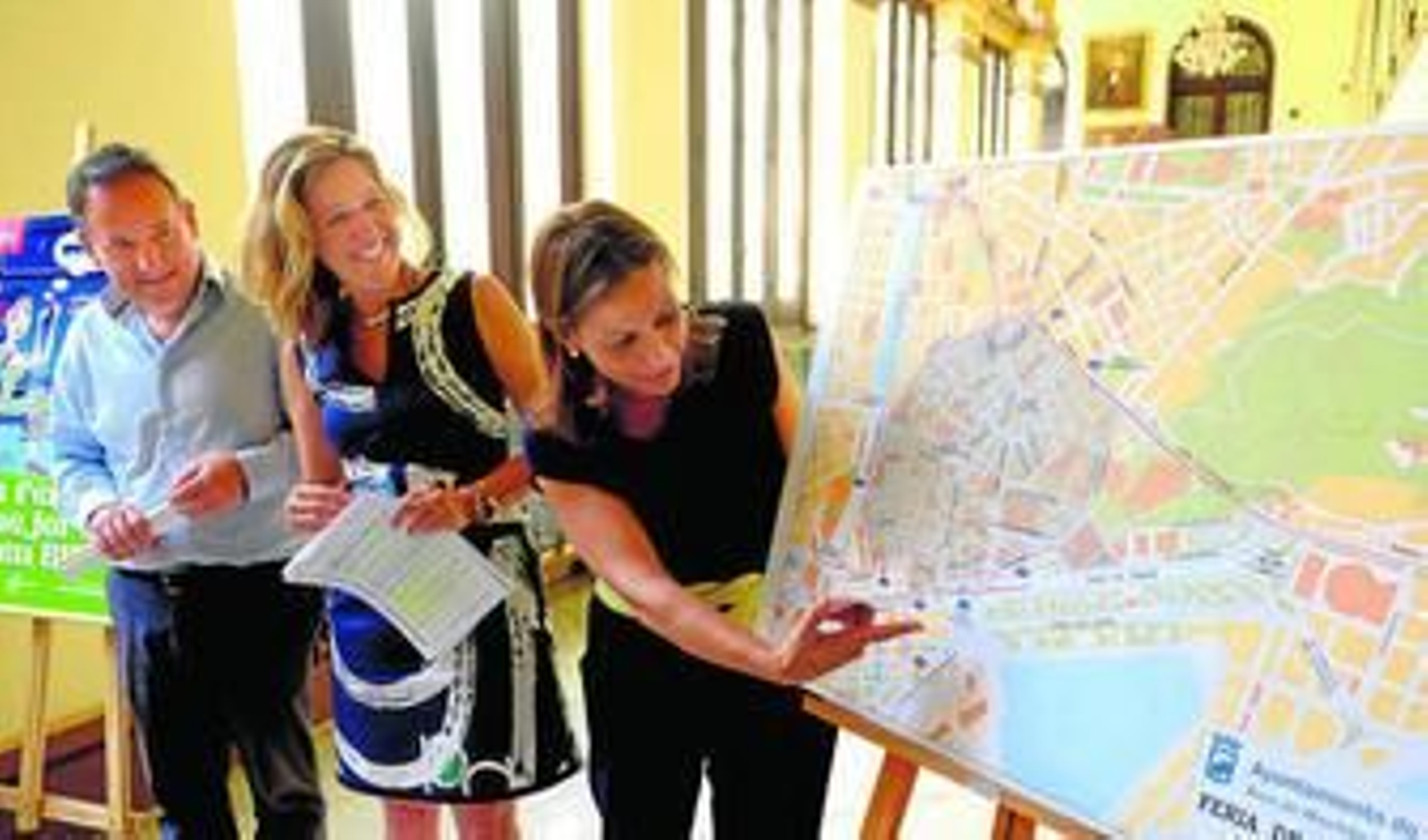 La edil de Movilidad Elvira Maeso (centro), en la presentación del plan especial para Feria.