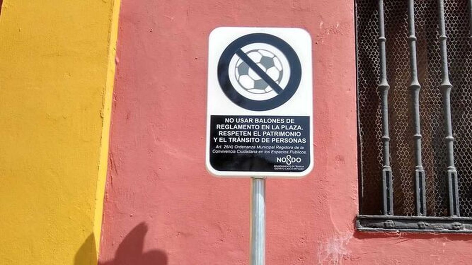 El nuevo cartel de prohibición en la Plaza de San Lorenzo.