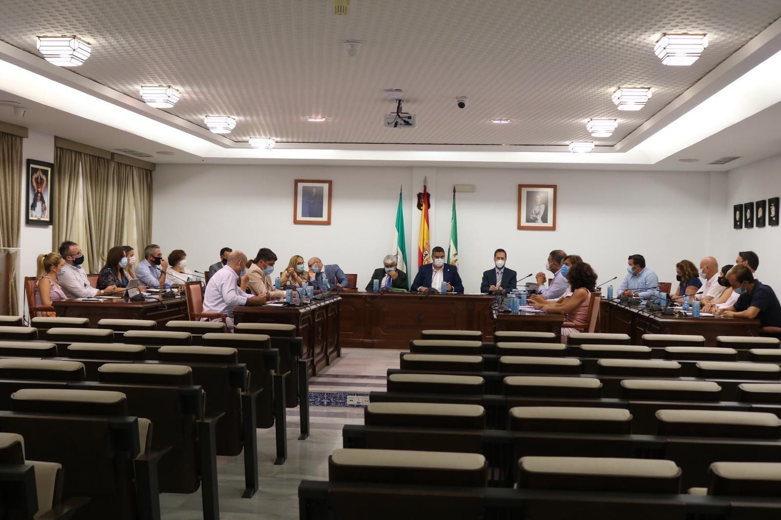 El alcalde de Mijas, Josele González (c.), ha presidido el Pleno de la Corporación.