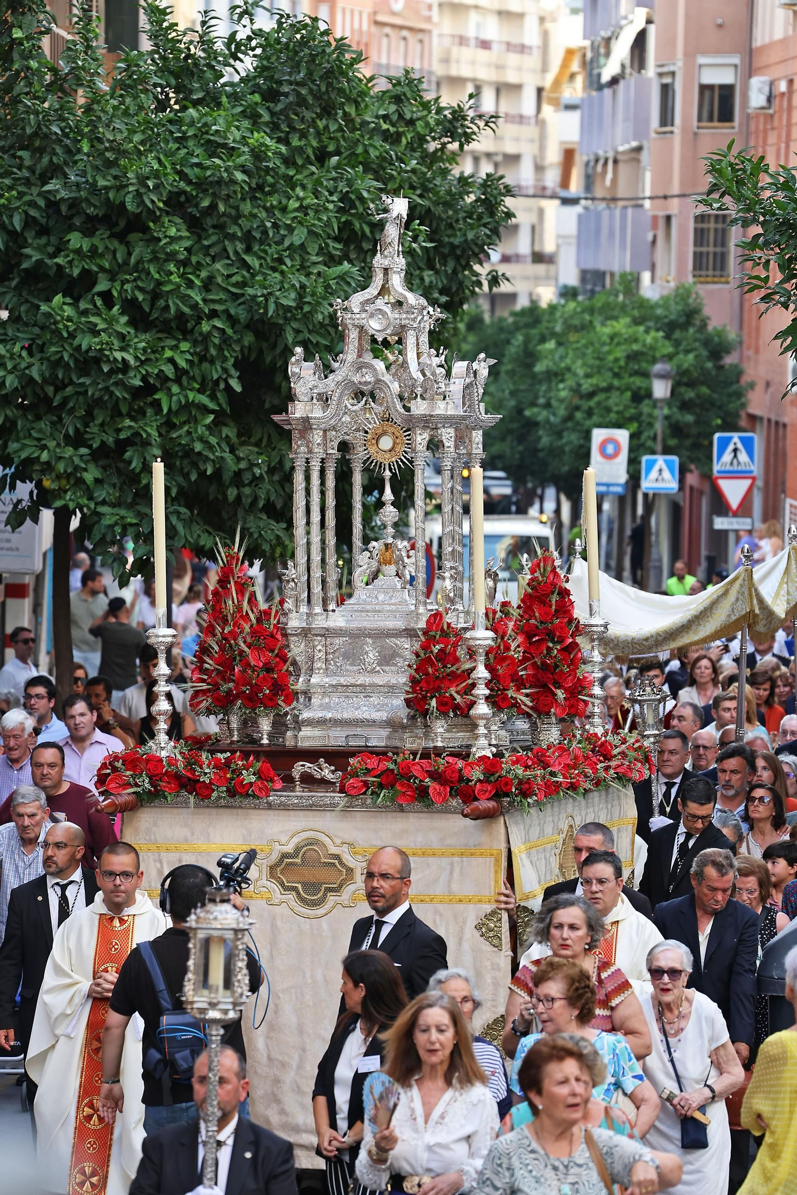 Imágenes de la procesión del Corpus Christi por las calles de Huelva