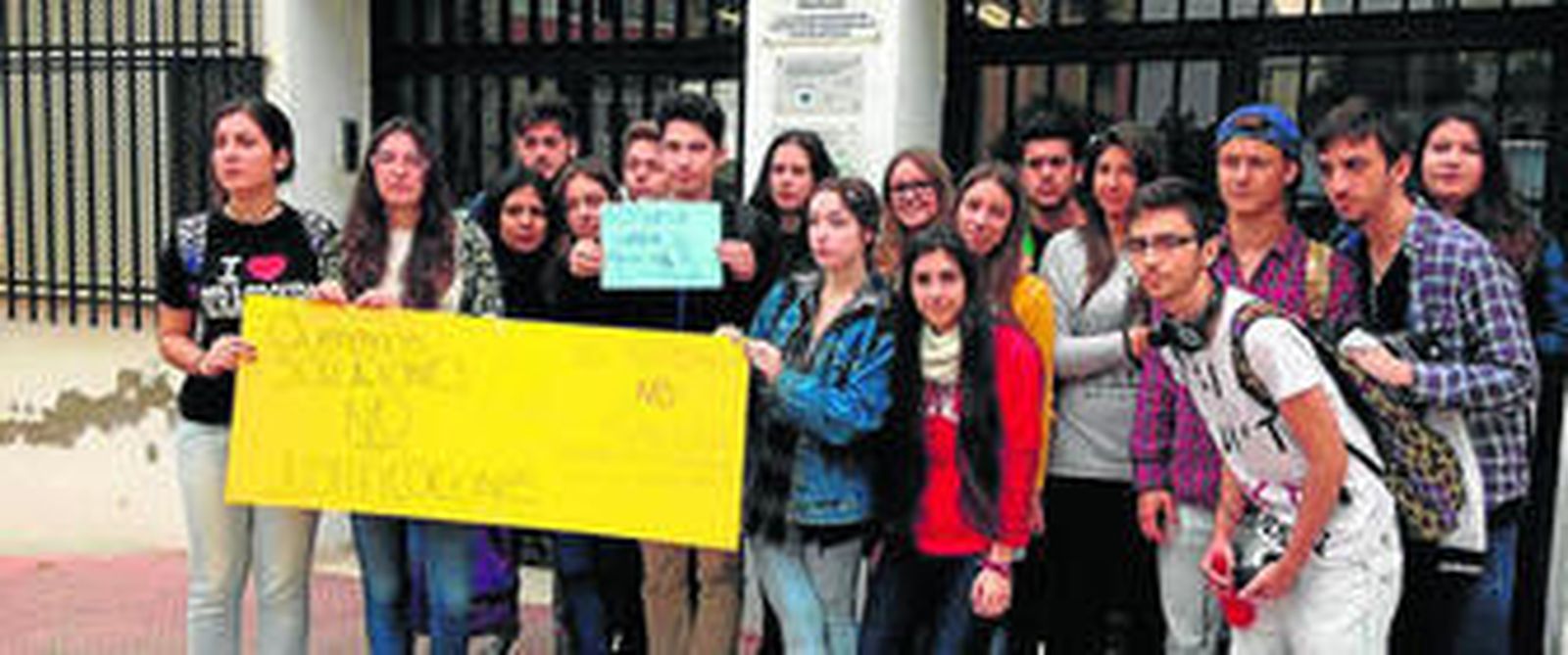Alumnos protestan en la puerta del IES Cánovas del Castillo.