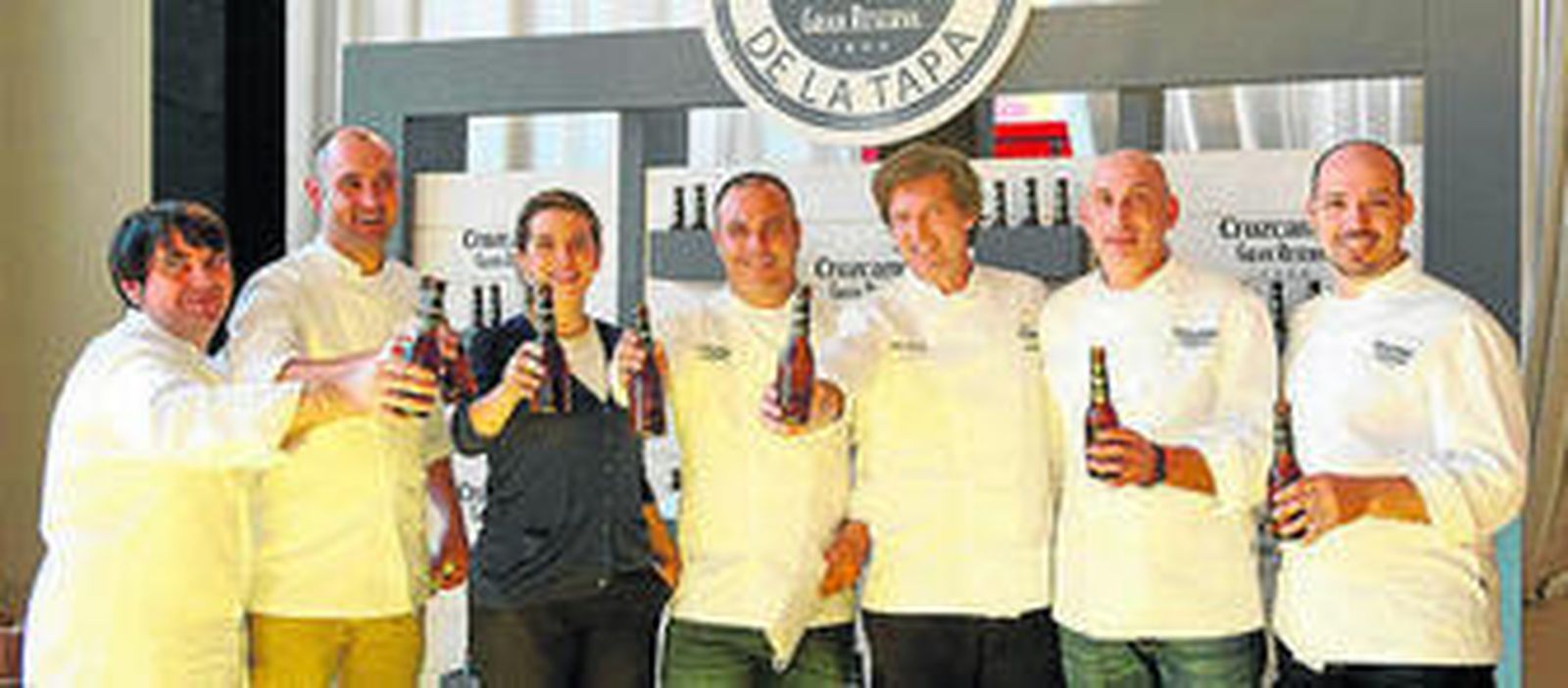 El ganador, segundo por la derecha, con los finalistas y miembros del jurado.