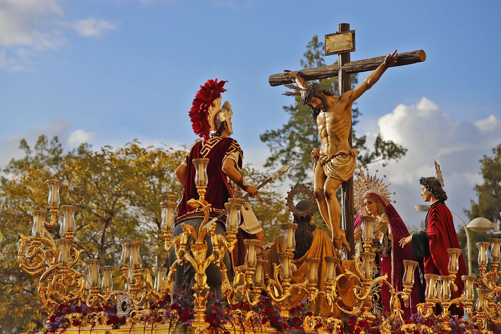 La Hermandad de la Sagrada Lanzada hace su estación de penitencia por las calles de Huelva