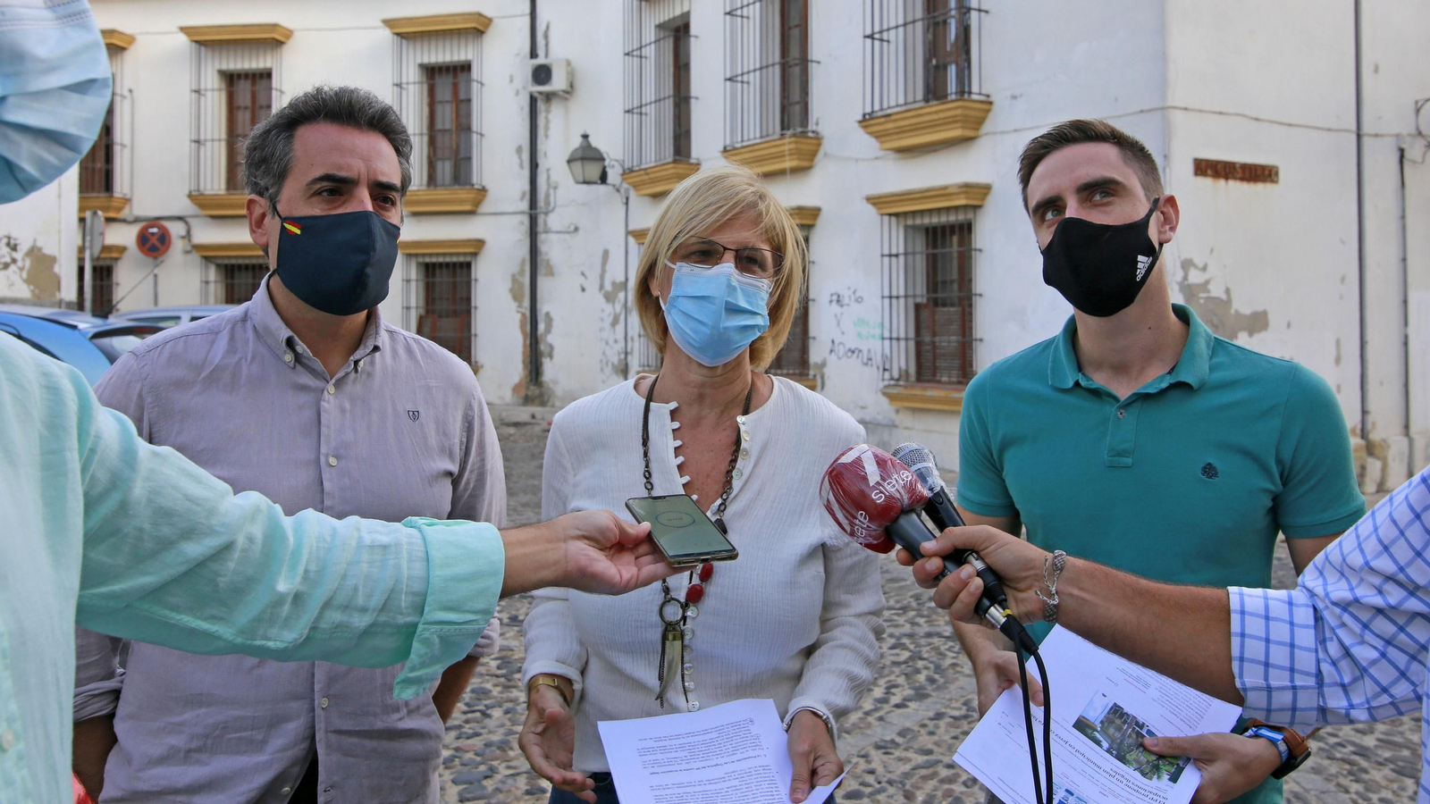 Espinar, Pelayo y Saldaña, en la calle Nueva, una de las zonas más afectadas por la okupación
