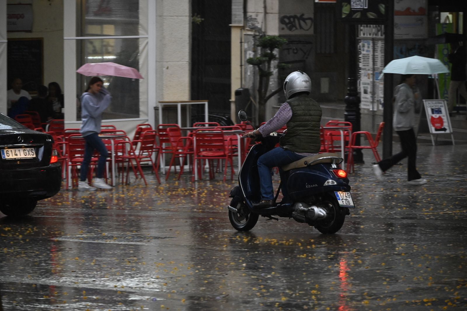 Un lunes de lluvia en Huelva, en imágenes