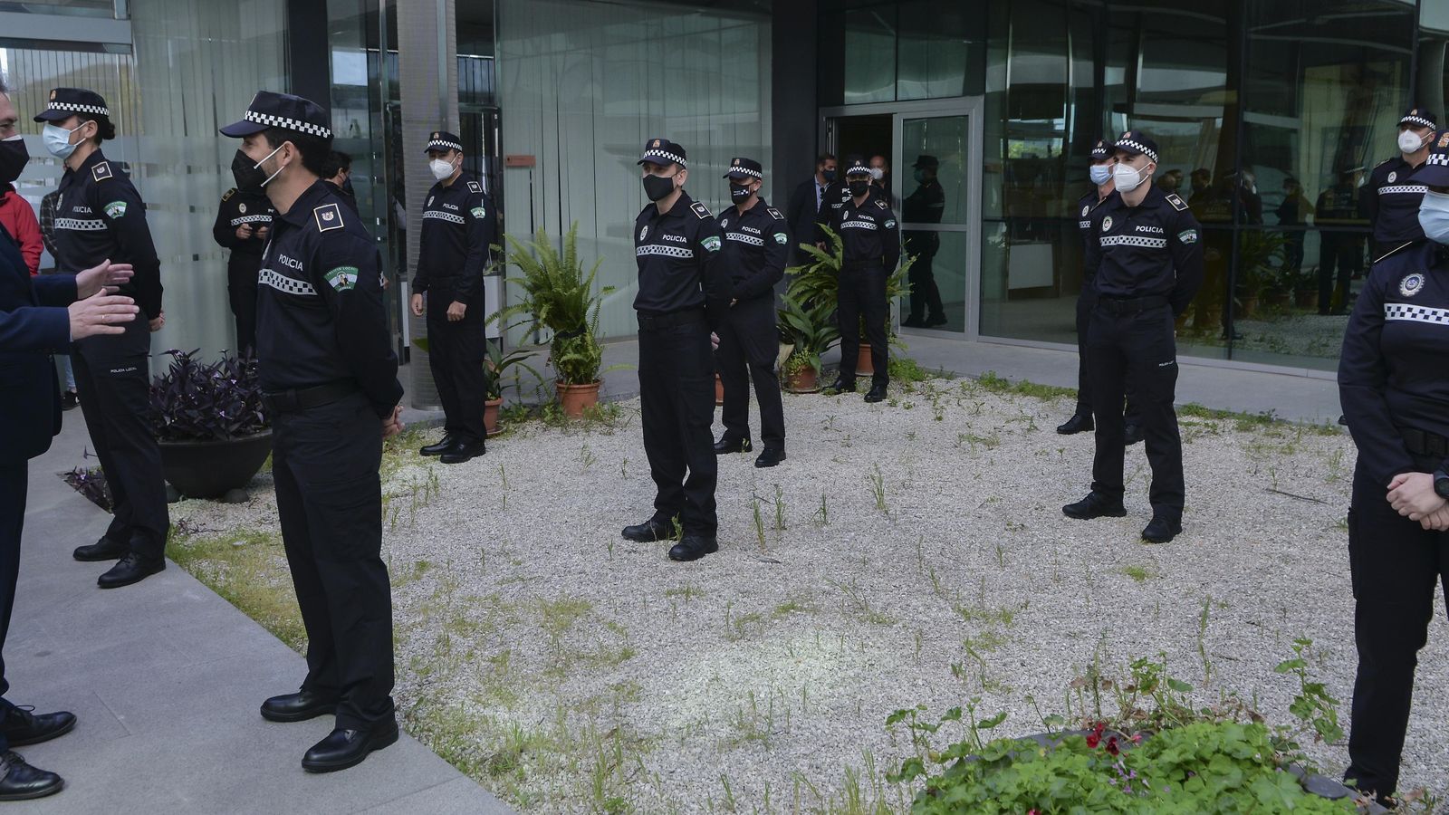 El alcalde, Juan Espadas, dialoga con uno de los nuevos policías.