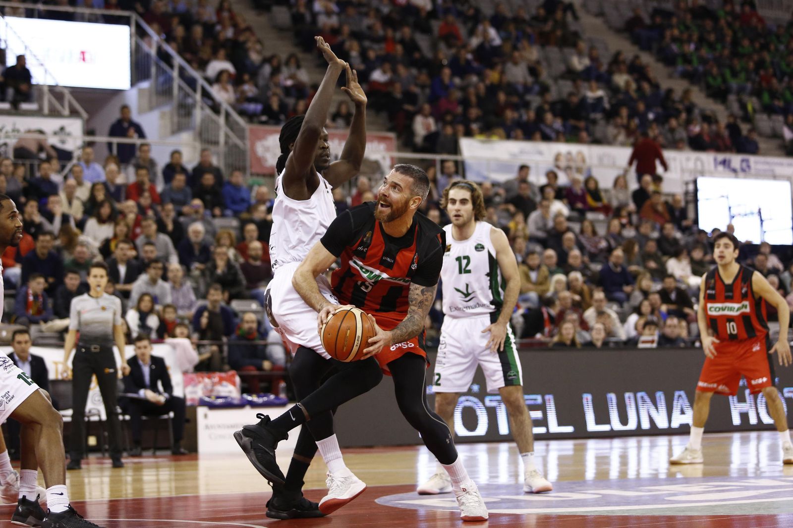 Guille Rubio se faja con un rival durante el partido ante el Cáceres