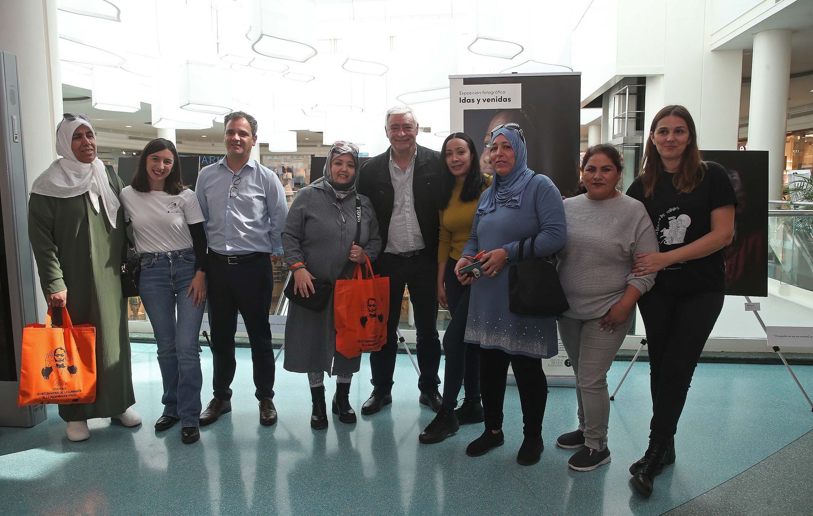 Fotos de la exposición 'Idas y venidas' en el centro comercial Puerta Europa  en Algeciras