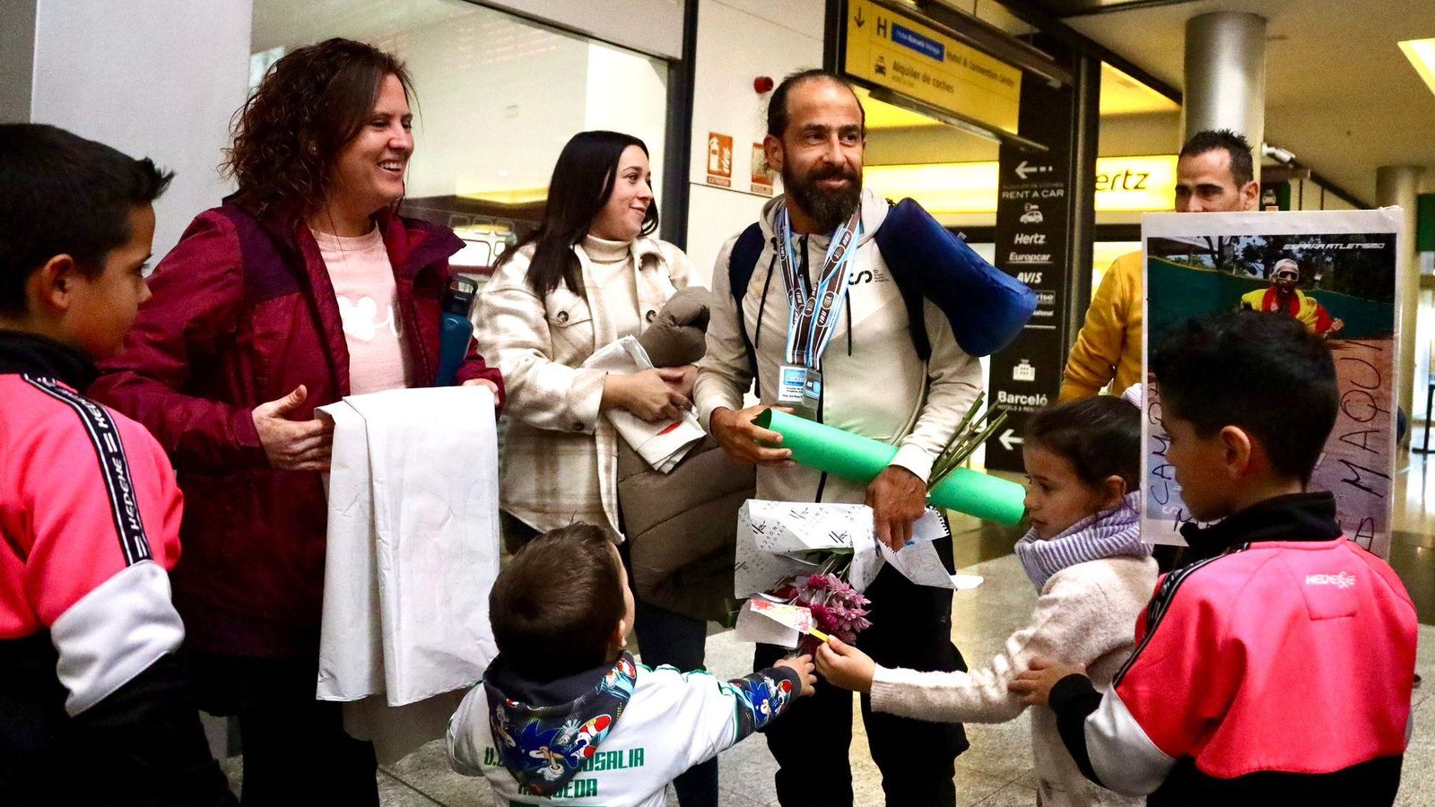 Rodeado por familiares y amigos.