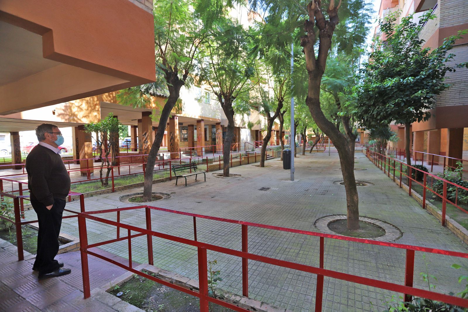 El responsable de la supracomunidad en una de las zonas ajardinadas.