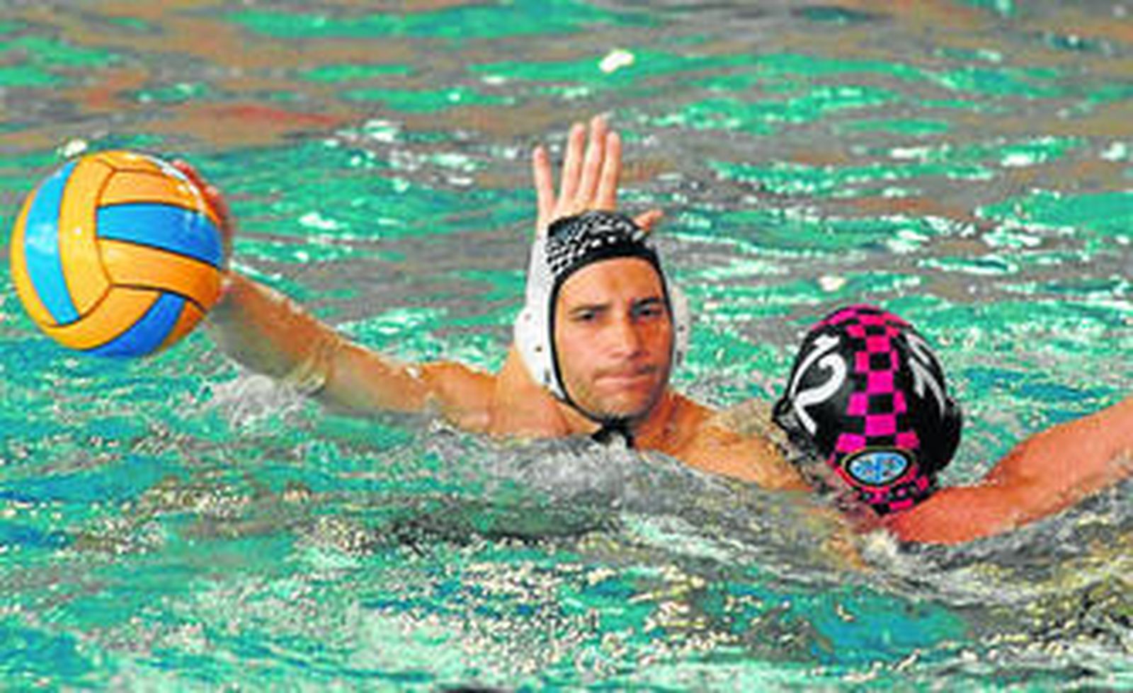 Lance del último encuentro disputado en casa.