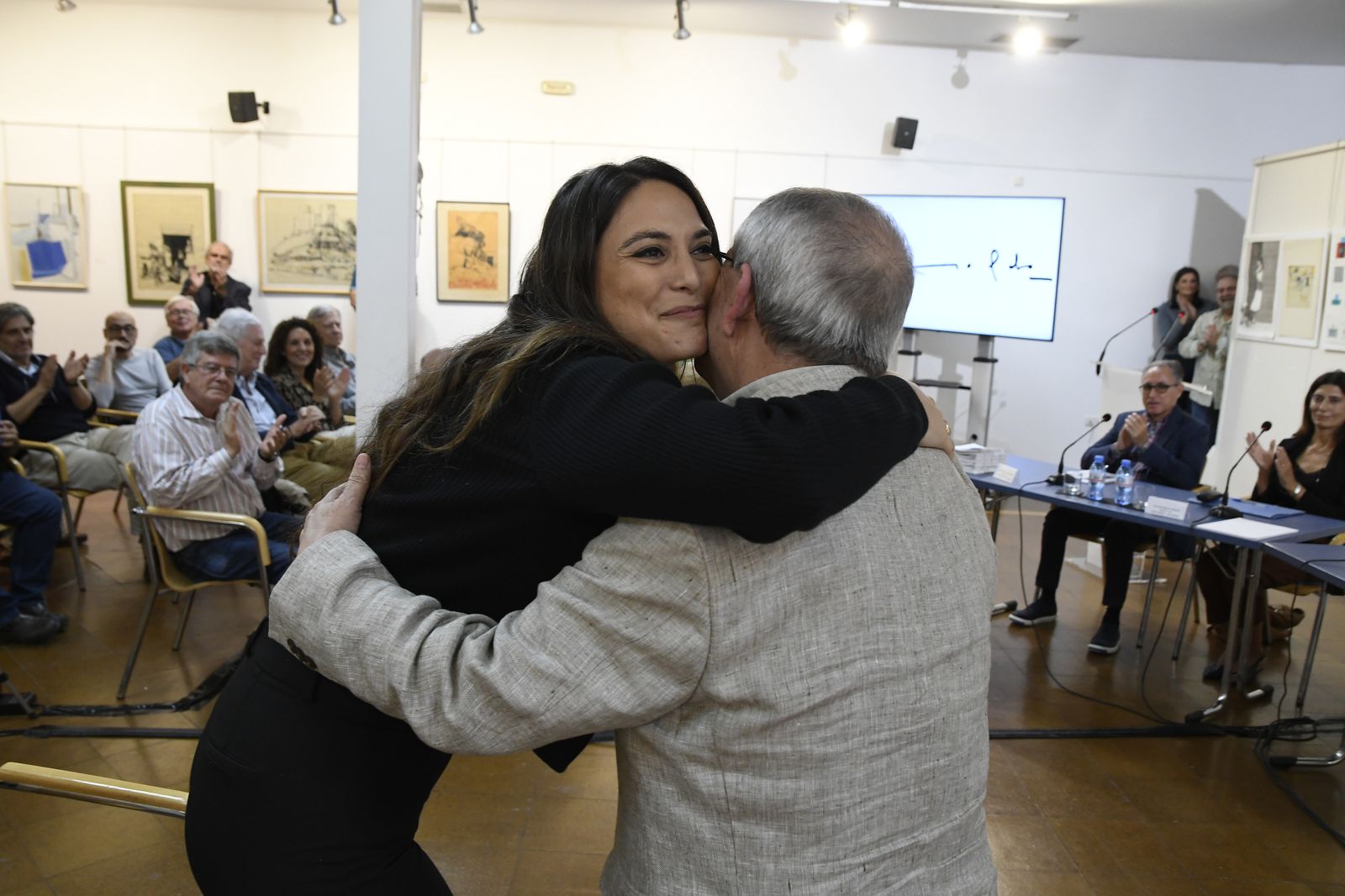 Fátima, la hija de Aroldo Gamper, agradece al decano del Colegio de Arquitectos el homenaje rendido a su padre.