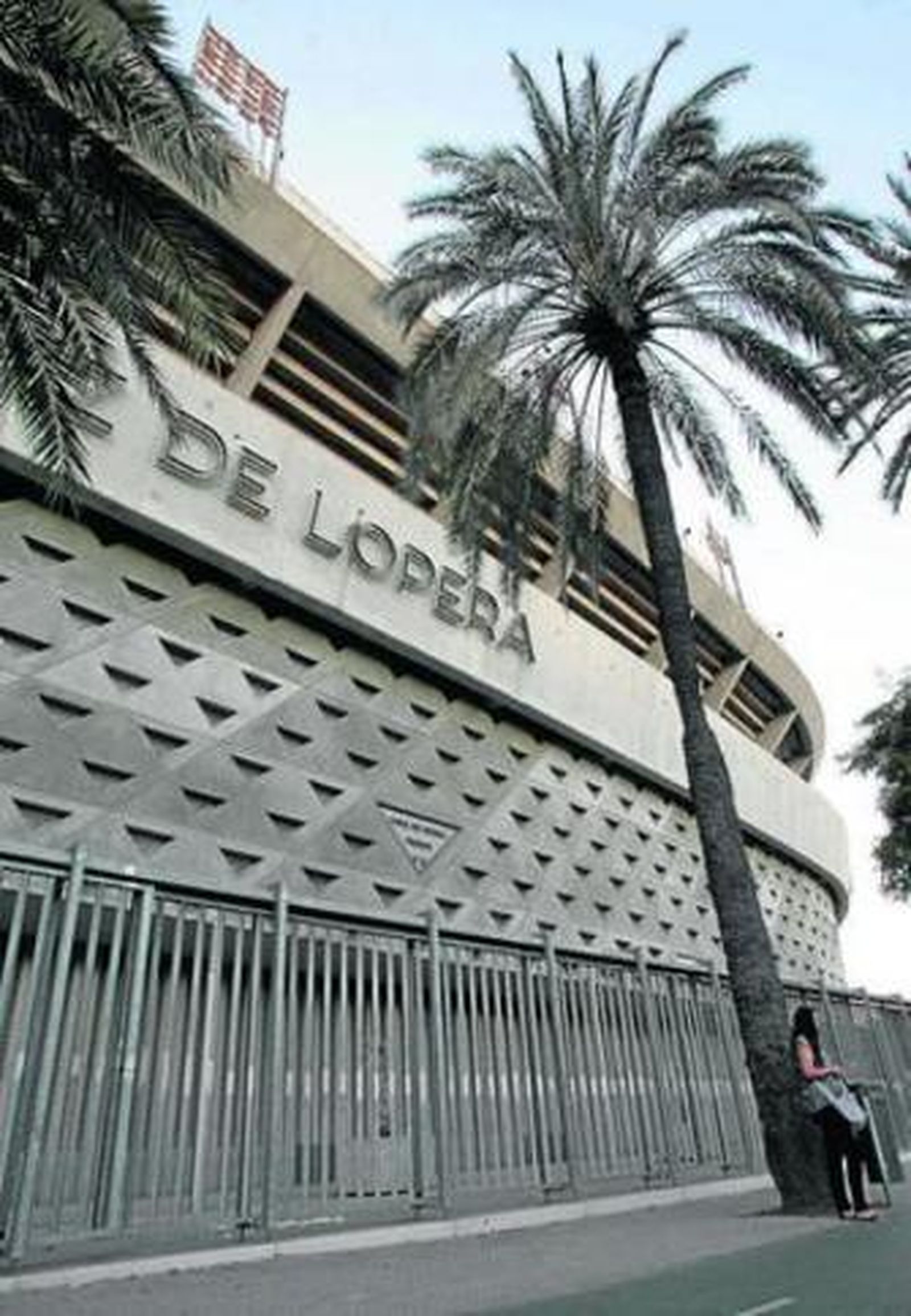 Vista exterior del estadio Manuel Ruiz de Lopera, ayer.
