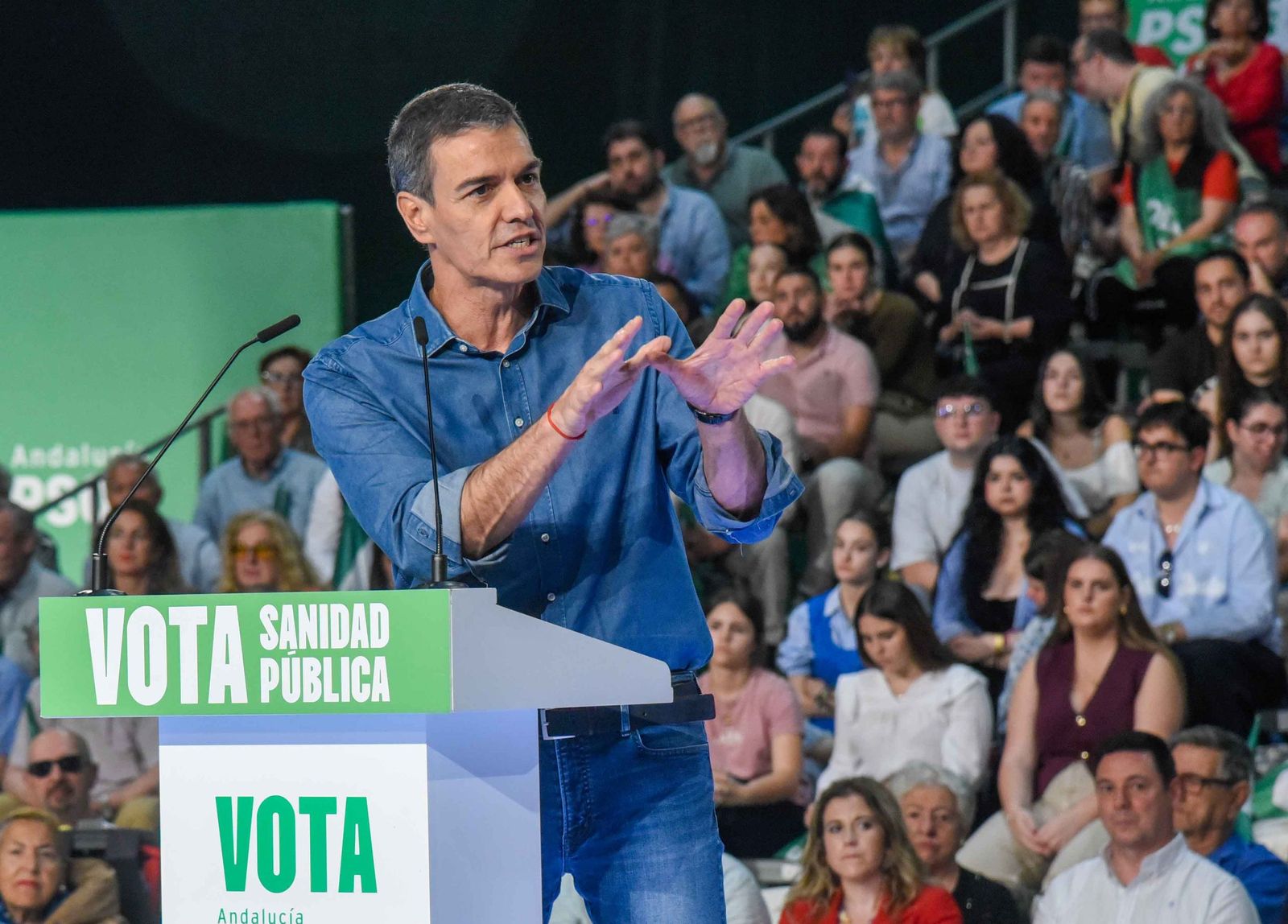 Pedro Sánchez y María Jesús Montero, en el último mitin de la campaña ...