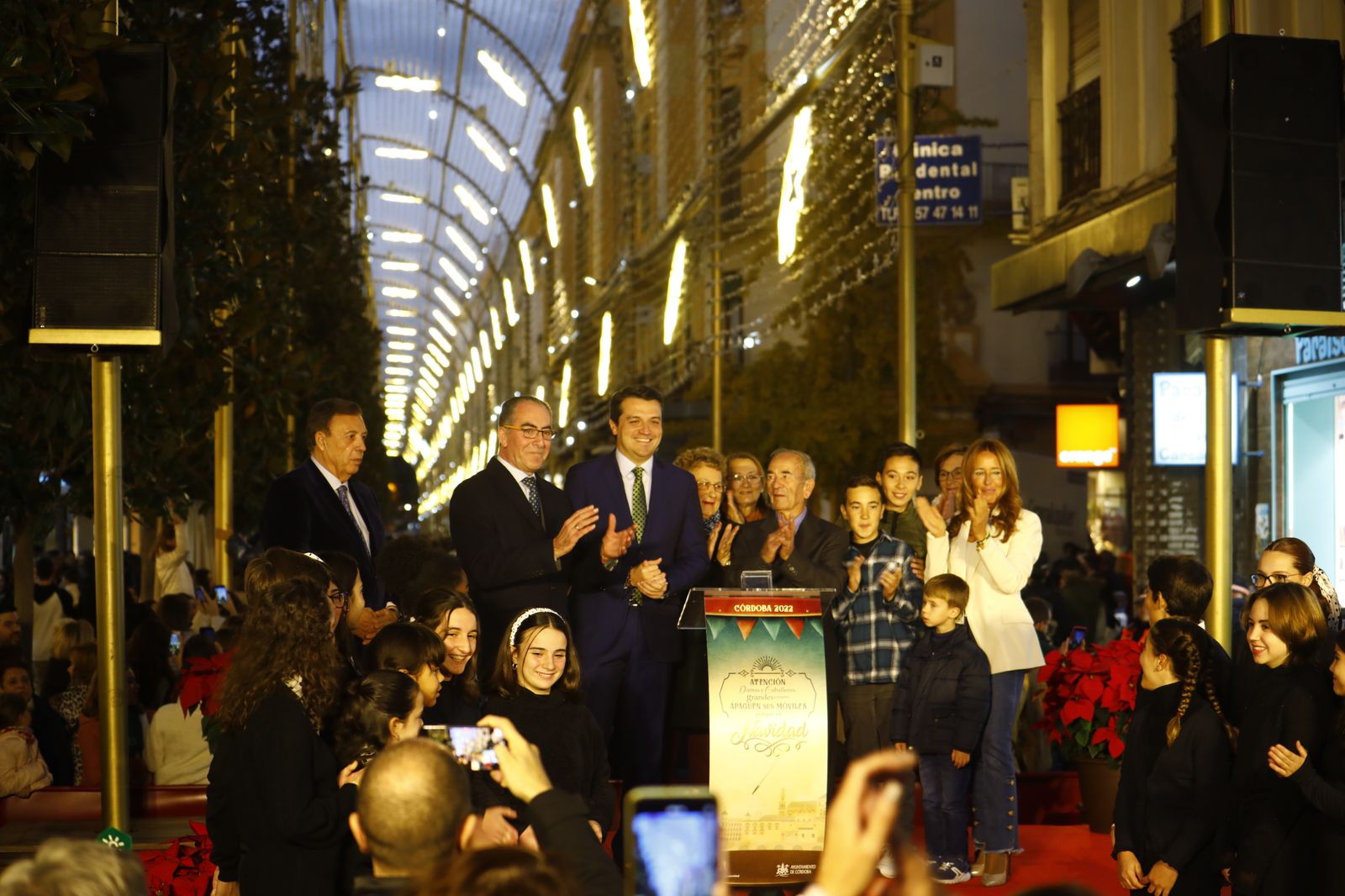 El encendido del espectáculo navideño de la calle Cruz Conde de Córdoba, en imágenes