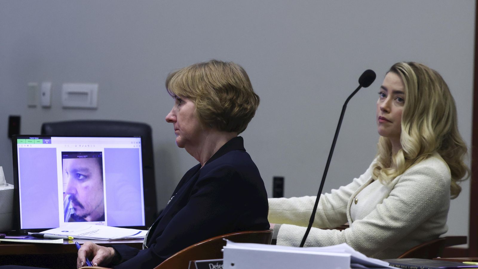 Amber Heard ve la prueba de una de sus lesiones a Depp durante el juicio.