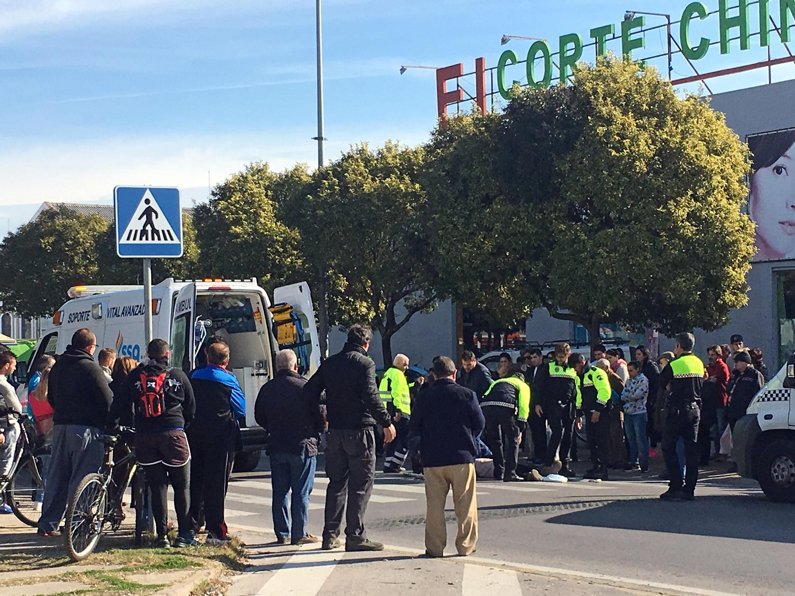 Una ambulancia el pasado martes, en el lugar donde se produjo el atropello de una mujer.