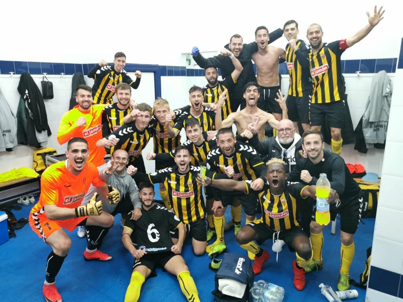 Los jugadores del San Roque festejan la victoria en el vestuario.