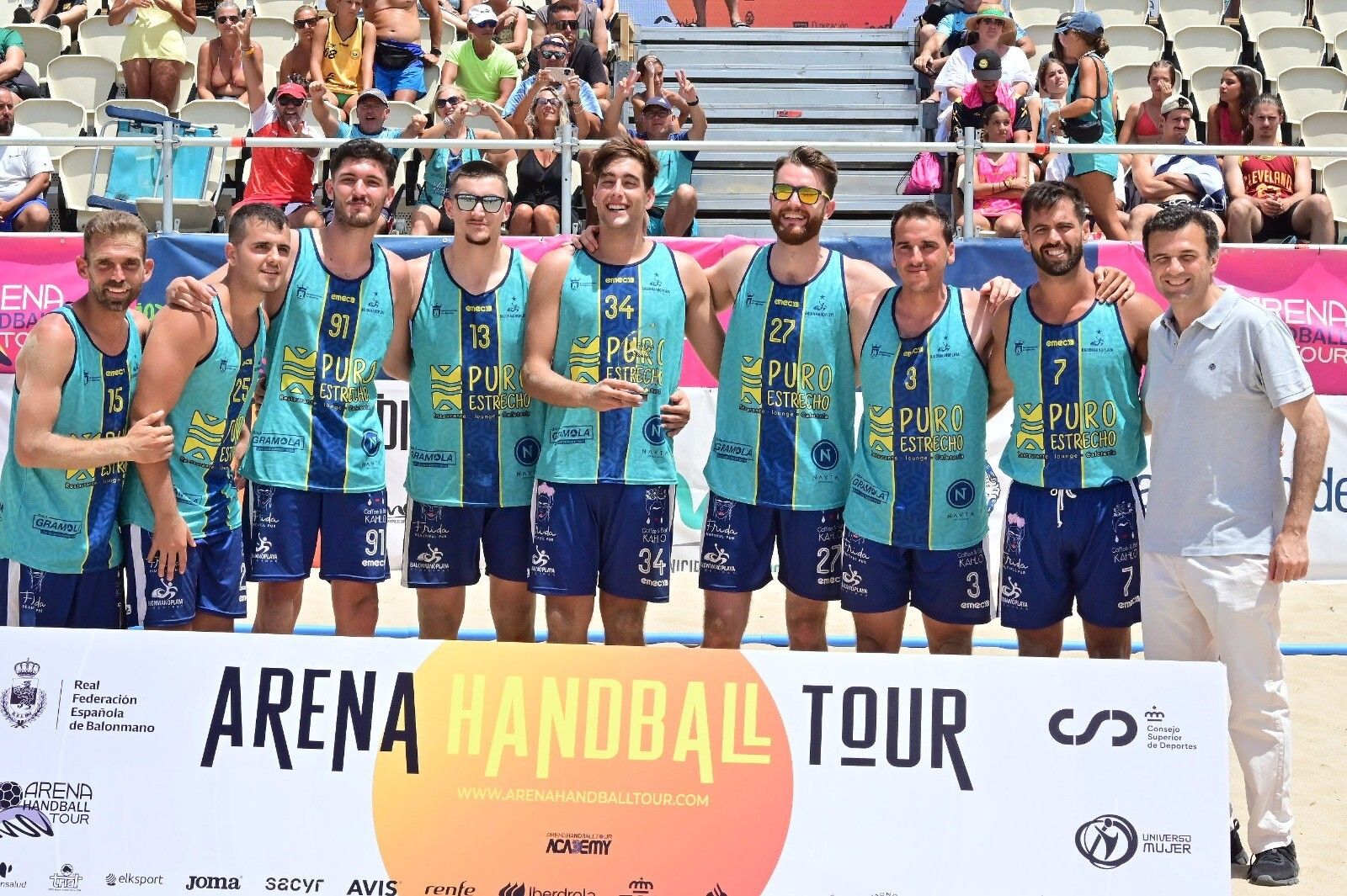 El equipo masculino vencedor, junto al alcalde de Cádiz.