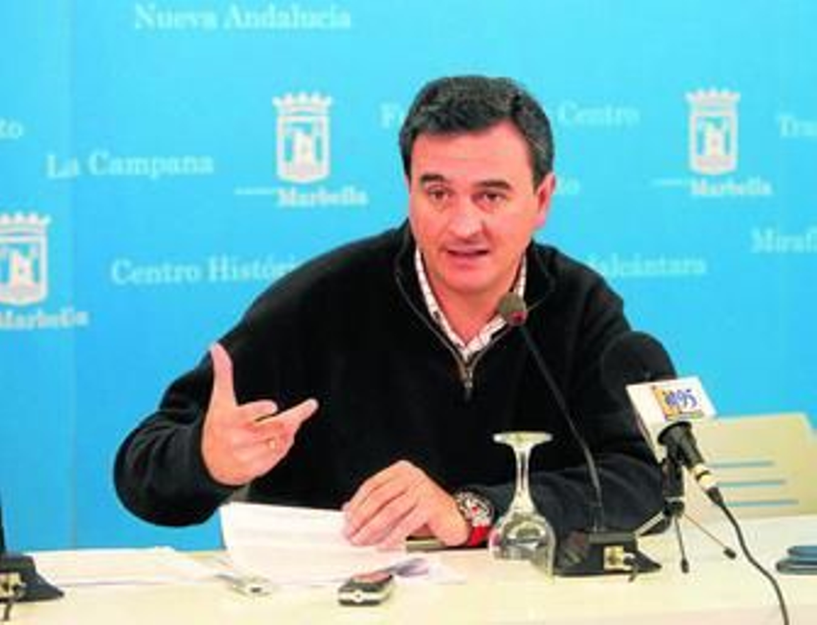 Félix Romero, portavoz del PP en el Ayuntamiento de Marbella, ayer, en rueda de prensa.