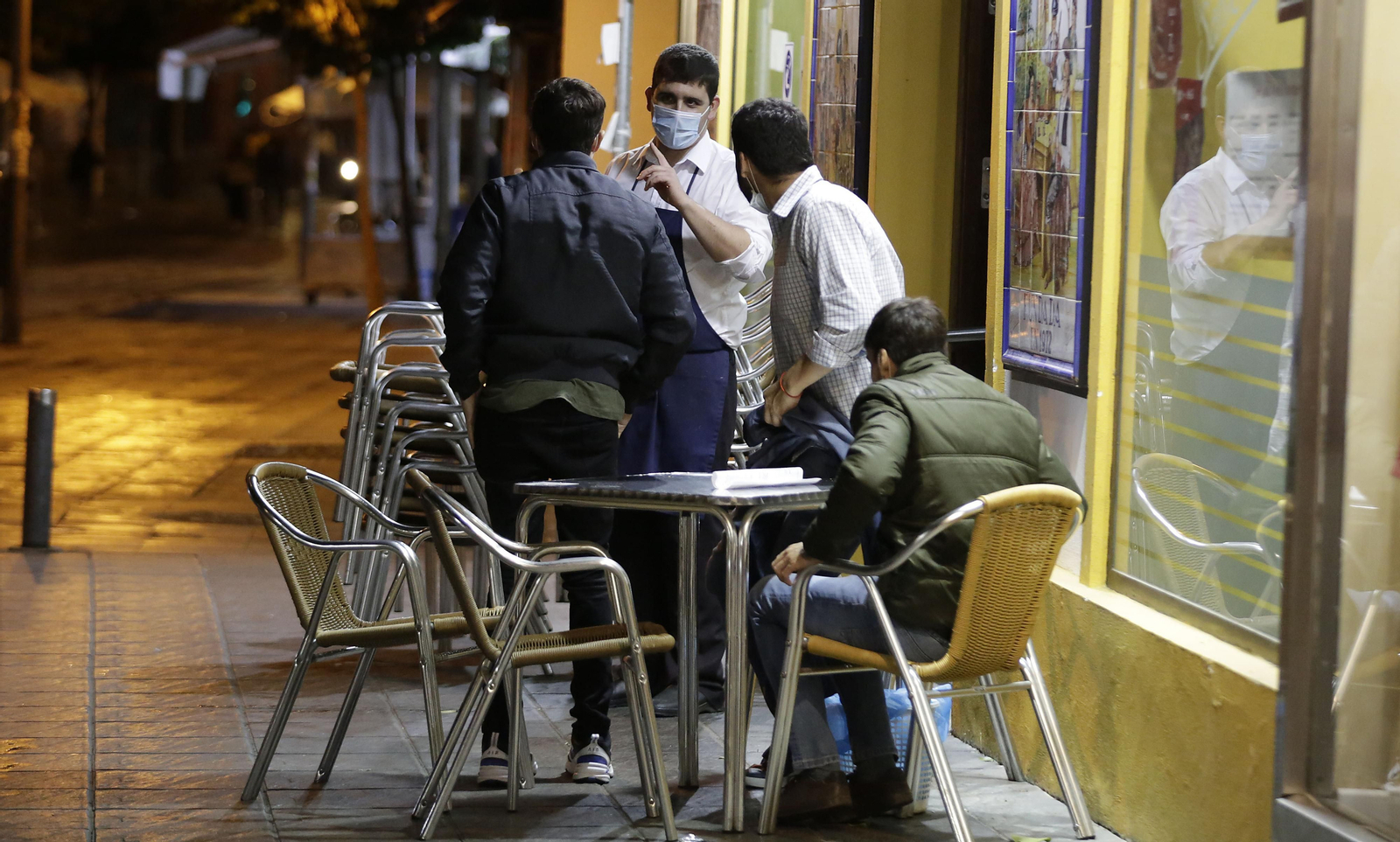 Los sevillanos cumplen el toque de queda