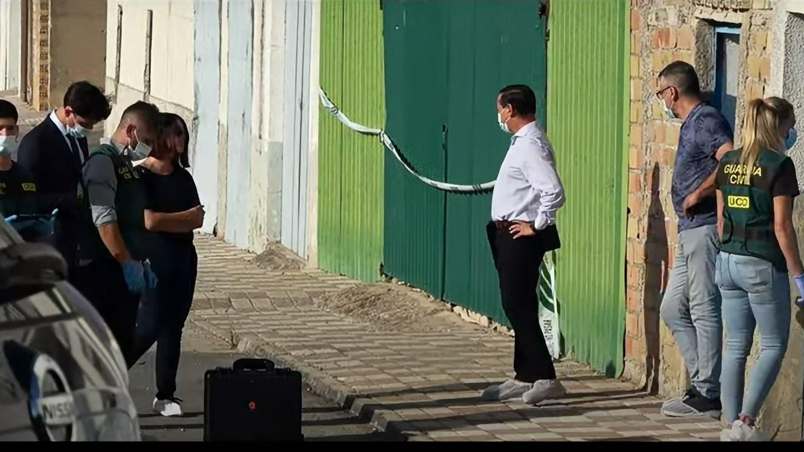 Guardia Civil examina el lugar donde vivía uno de los inmigrantes desaparecidos.