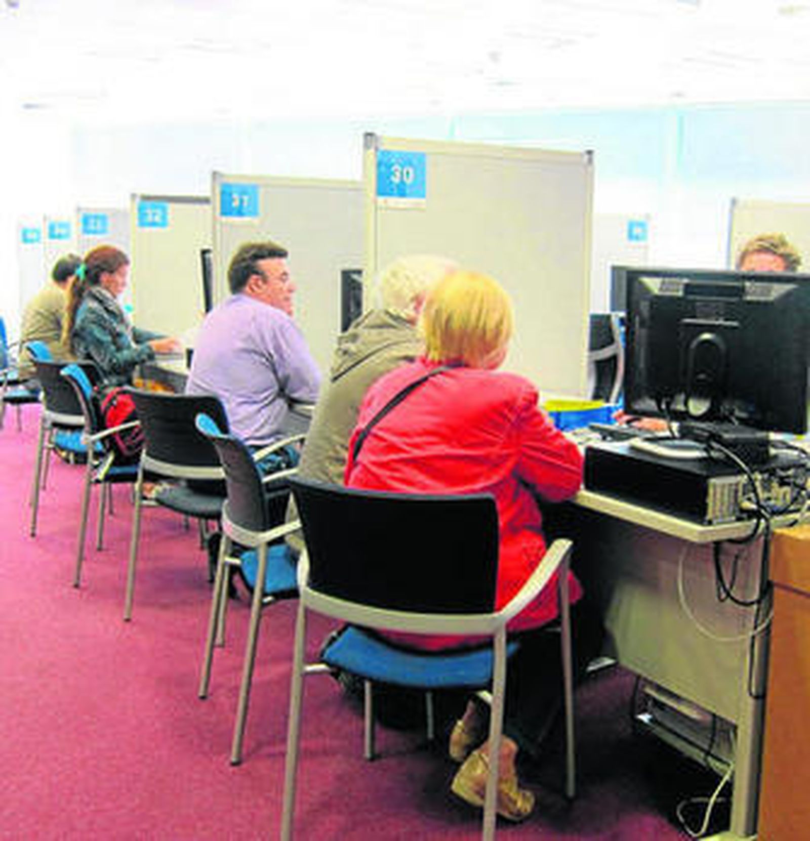 Cada vez son menos los contribuyentes que acuden a las oficinas de Hacienda para presentar la declaración.