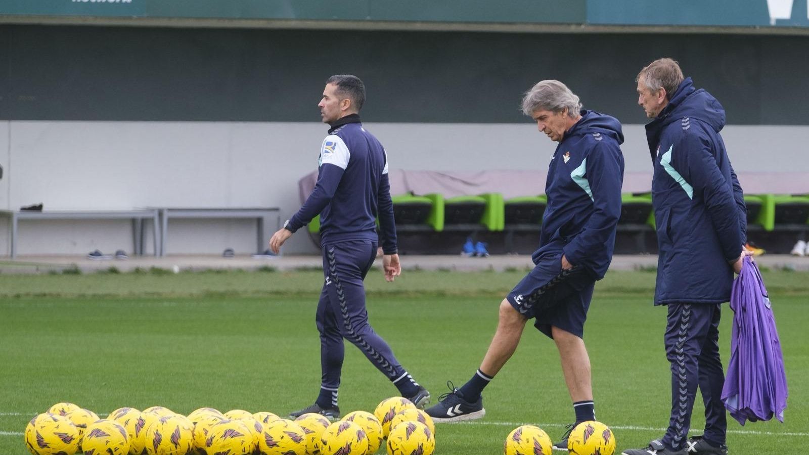 Pellegrini, junto a su cuerpo técnico en el entrenamiento en la Ciudad Deportiva Luis del Sol.
