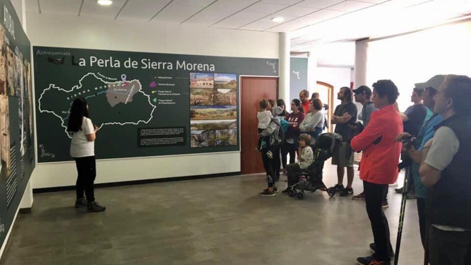 María José Fernández explica el paraje de Aldeaquemada.