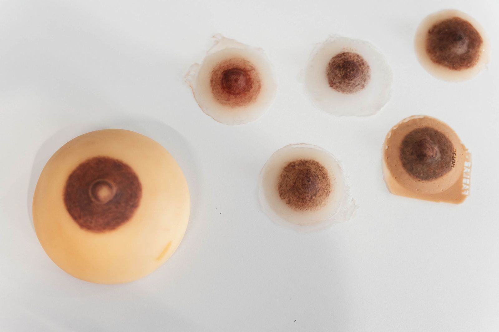 Un tratamiento de micropigmentación por mastectomía en un hombre, en imágenes