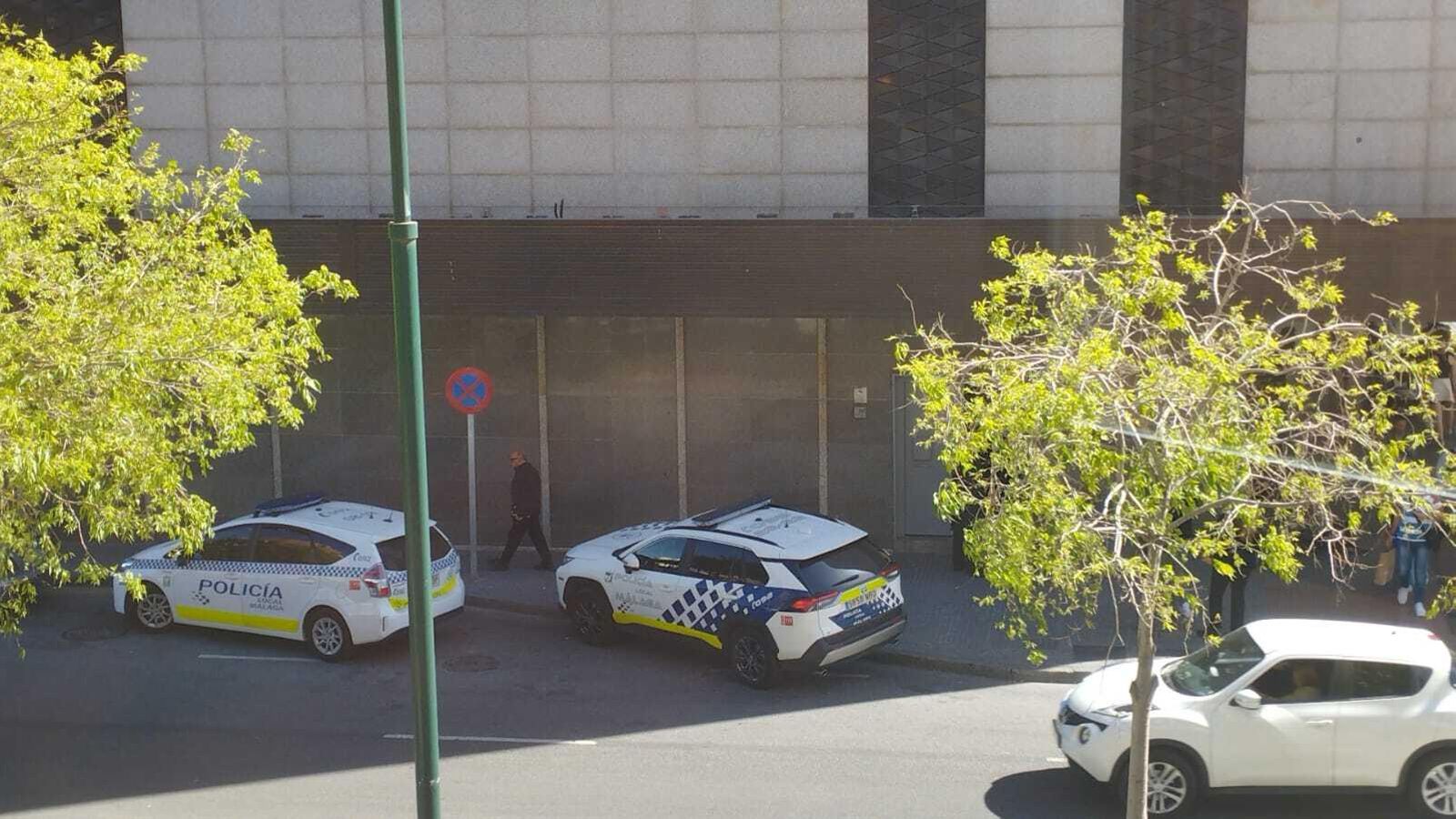Vehículos de la Policía Local antes de la detención Vehículos de la Policía Local antes de la detención