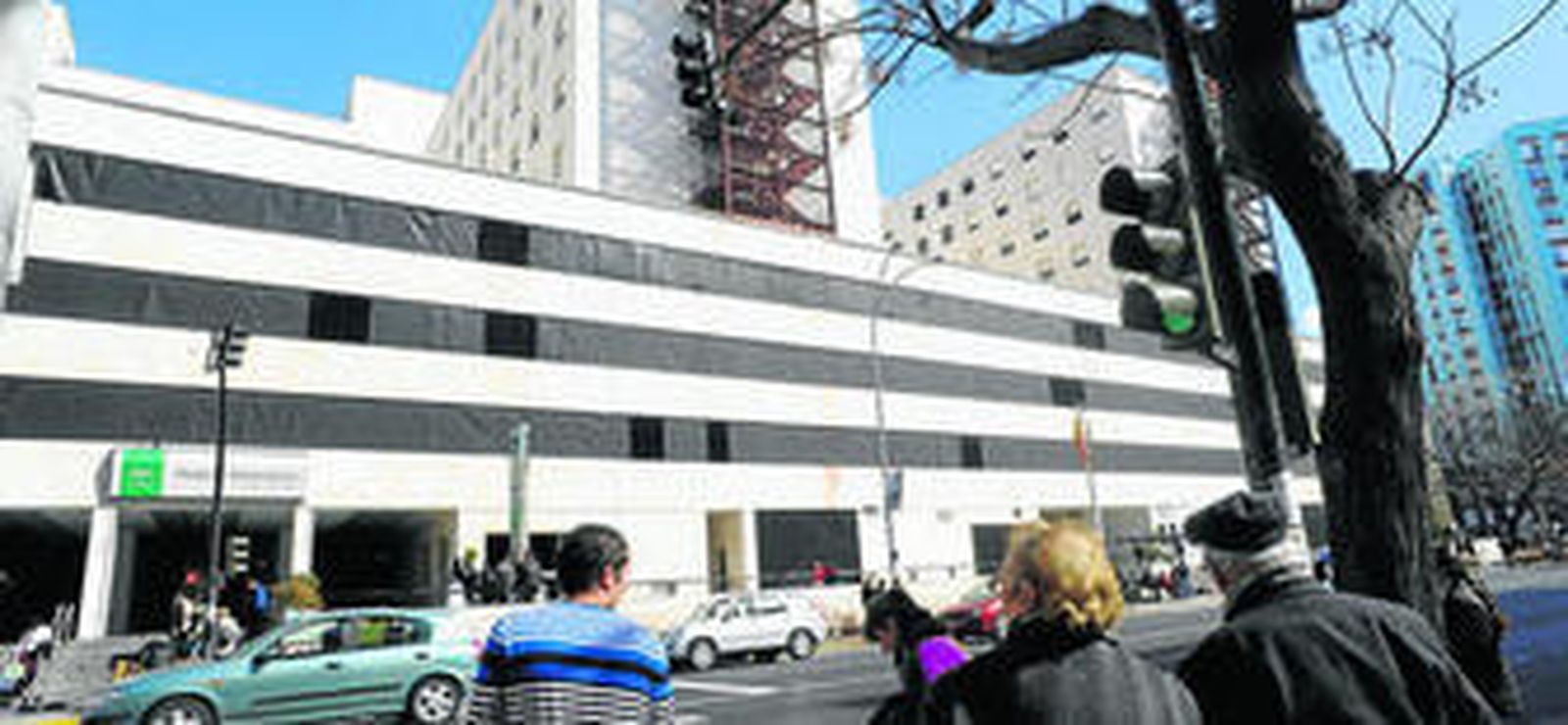 Los profesionales del Puerta del Mar, hospital de referencia en caso de contagio de ébola, están preocupados por la falta de formación e información.