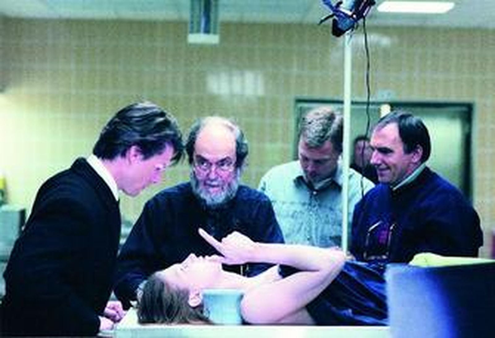 Kubrick, junto a Tom Cruise, en un momento del largo rodaje de su última película, la compleja 'Eyes wide shut'.
