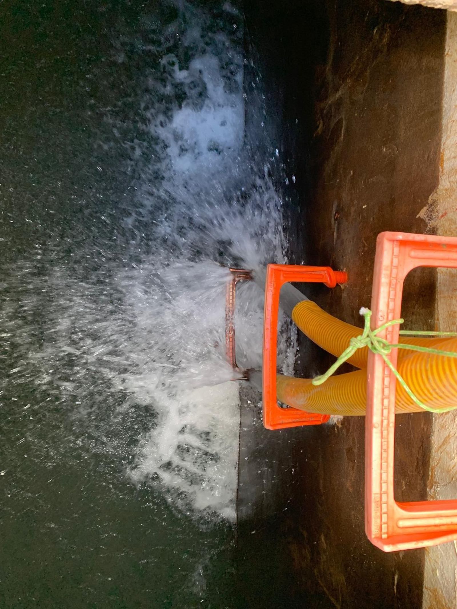 La entrada de agua en el depósito.