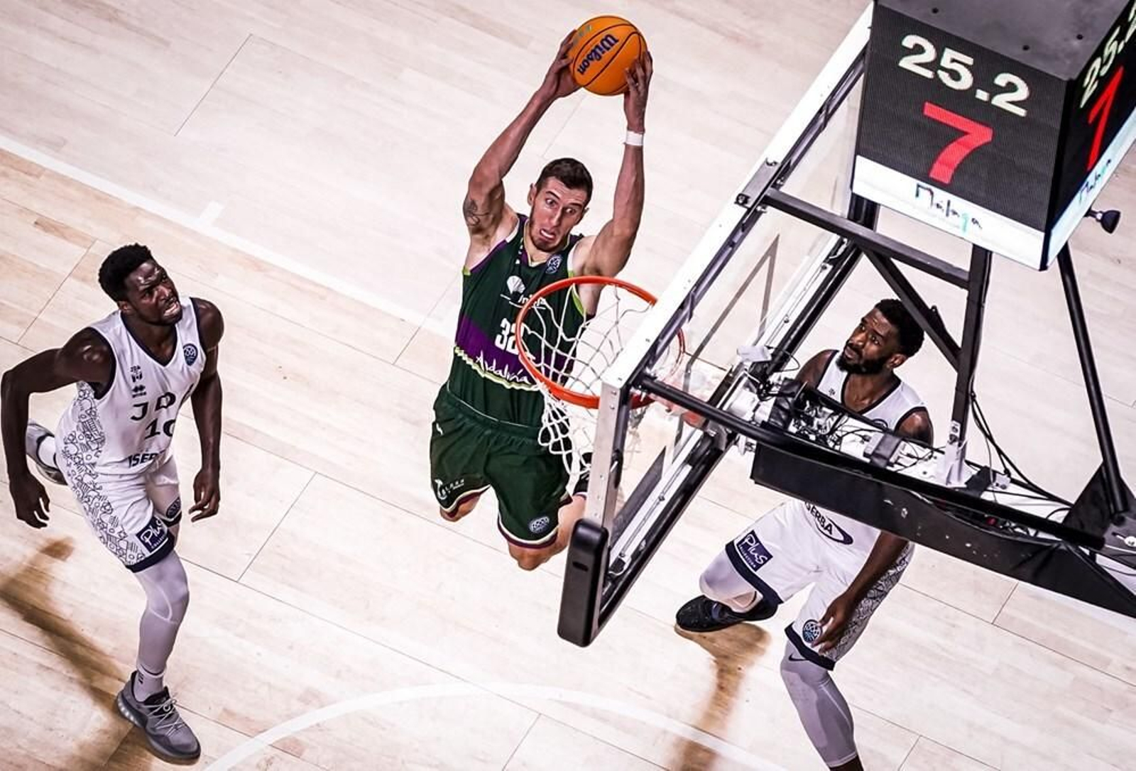 Rubén Guerrero intenta machacar.