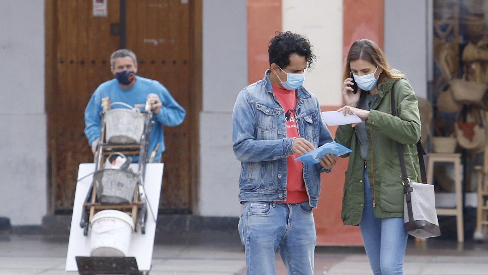 Jóvenes conversan en la plaza de la Corredera.